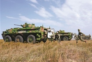 官兵快速登车展开训练。