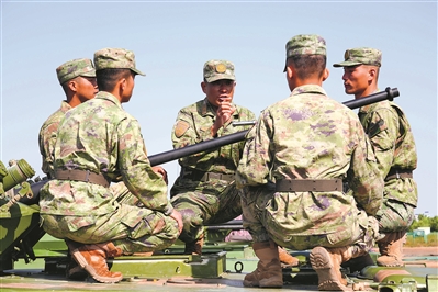 官兵在训练场研究战术战法。